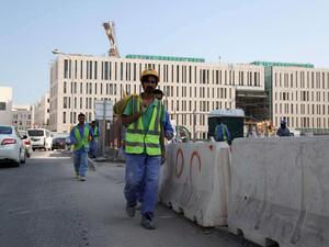 "هيومن رايتس ووتش" تنتقد تأخر دفع أجور عاملين بقطر