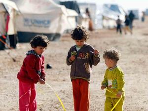 وفاة 4 أطفال سوريين أشقاء بحريق اندلع في 6 خيم في الأردن