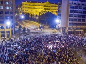 مرافق وزير لبناني يطلق النار لتفريق محتجين لفتح الطريق