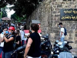 المتظاهرون يغادرون مبنى وزارة الخارجية في بيروت