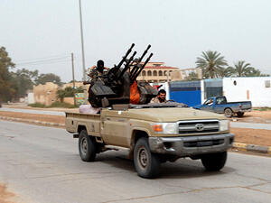 إجلاء مهاجرين من العاصمة الليبية ومقاتلو طرابلس يحذرون حفتر