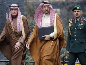 وزير الطاقة خالد الفالح (وسط)