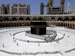 السعودية تعيد فتح مساجد مكة الأحد