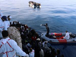 إيطاليا تعتزم إصدار قانون يغرم إنقاذ المهاجرين