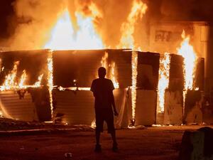 فرض حظر التجول بمينيابوليس وتوجيه تهمة "القتل غير العمد" لشرطي في قضية جورج فلويد