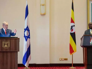 الرئيس الأوغندي يوري موسيفيني (يمين) في مؤتمر صحافي مشترك مع رئيس الوزراء الإسرائيلي بنيامين نتانياهو في عنتيبي