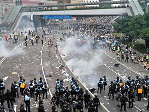 شرطة هونغ كونغ تطلق النار على محتجين وسط انتشار الفوضى