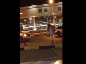 رجل يتهجم ببذاءة على النساء