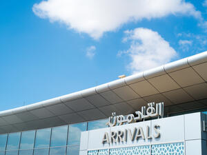 يتوفر في المطار أنظمة ذكية أخرى متعددة للحفاظ على صحة وسلامة المسافرين في ظل جائحة كورونا، فتتوفر أنظمة تعقيم ذاتية للسلالم الكهربائية في المطار