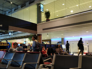 يتميز مطار أبوظبي الدولي بخدماته الذكية