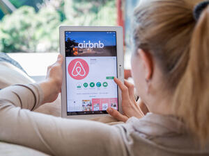 تشكل منصة الويب المترجمة وتطبيقات iOS و Android جزءًا من التزام Airbnb المستمر تجاه المنطقة وستعزز مهمة Airbnb لإنشاء عالم يمكن لأي شخص أن ينتمي إليه