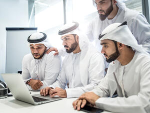 في قطاع الخدمات، أبدت أنشطة السياحة (الفنادق والمطاعم والسفر وتأجير السيارات) إلى جانب النقل تفاؤلاً بشأن أحجام المبيعات، مع توقع تحسن في ظروف السوق للربع القادم