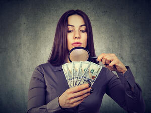 شركة أمريكية تطور تقنية جديدة تتيح للمستخدم اكتشاف الأموال المزيفة بسهولة