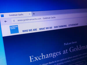 تتخذ الحكومات في أنحاء العالم إجراءات غير مسبوقة لاحتواء تفشي فيروس كورونا الذي ينذر بانكماش اقتصادي عالمي