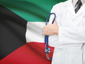 يلفت خبراء إلى أن الرسوم المتزايدة على الوافدين تدفع عددا كبيرا منهم إلى تسفير أسرهم بل وترك العمل في الكويت