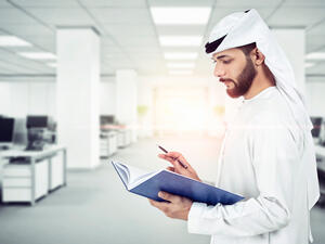 الإمارات تعتمد برنامجاً لجذب العاملين عن بعد