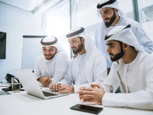 نشرت Dubaicareers.ae فرص عمل حكومية على موقعها على شبكة الإنترنت، مع تقديم العديد من الوظائف براتب شهري يصل إلى 40.000 درهم