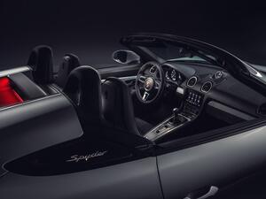 يتميز 718 Cayman GT4 و 718 Spyder بمقدمة محسنة توفر قدرا إضافي من مقاومة الهواء مع تحسين تبريد السيارة من خلال فتحات تهوية إضافية