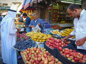 من بين السلع التي شملها الحظر الأردني، الشاي والزيت وبعض المنتجات الغذائية مثل لحوم الدواجن والأسماك وأصناف من البقوليات والخبز والخضروات 