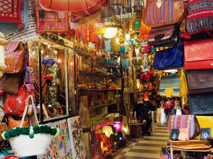 تمهّد موجة الزيادة في الأسعار بالأسواق التونسية، وما رافقها من تحركات نقابية، الطريق مجدّداً للمطالبة بزيادة أخرى في الرواتب