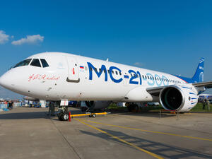 صممت هذه الطائرة لتكون المنافس الأهم لطائرات "بوينغ" و"إيرباص" متوسطة الحجم، وطوّر هيكلها ليحمل 163-211 راكبا في رحلات جوية متوسطة المدى، قد تزيد على 5000 كلم