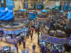 بورصة نيويورك تعلن بشكل مفاجىء تراجعها عن شطب  ثلاث شركات صينية