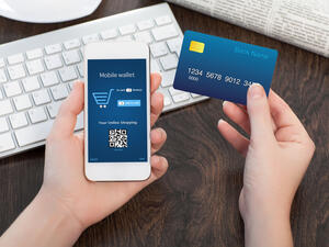 بلومبرج تحذر من تداعيات القيود الأمريكية على خدمات الدفع الإلكتروني الصينية 