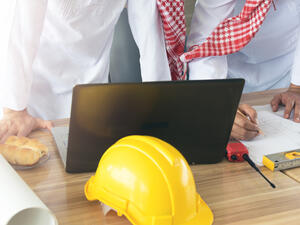 تندرج مواقع البناء والتشييد، وشركات المقاولات والإنشاءات، والاستشارات الهندسية، وكذلك أعمال الطرق والجسور، وشبكات الكهرباء والاتصالات، ضمن قائمة الأنشطة المصرح لها بمزاولة العمل