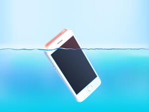 تتمثل الخطوة التالية في تجفيف الهاتف الذكي، وذلك من خلال تفكيك جسم الهاتف وإخراج بطاقة SIM وبطاقة الذاكرة