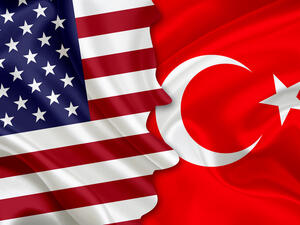 التزام أنقرة بالقرار الأميركي يعني تعرض الليرة التركية، وسوق الصرف الأجنبي والميزان التجاري لمزيد من الضغوط والهزات