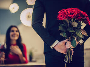 ستحيط بالمائدة التي تزينها الشموع  300 وردة حمراء من Maison de Fleurs.