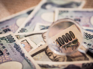 استقرت العملة اليابانية عند 105.765 ين مقابل الدولار دون أي تغيير يذكر خلال اليوم لكنها تظل قريبة من أعلى مستوياتها منذ 7 أشهر