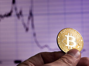 بتكوين تتجاوز حاجز الـ 60 ألف دولار 