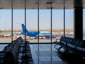 الكويت تبحث فتح الطيران مع الدول المحظورة وتخفيض الحجر المنزلي 