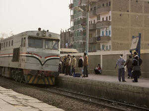 يقتطع نحو 800 ألف جنيه سنوياً من أموال العاملين لصالح صندوق الخدمات الاجتماعية للموظفين وأسرهم، وهو ما يمنحهم حق استقلال جميع القطارات بالمجان أو بربع الأجرة