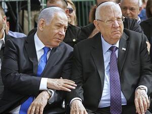 Prime Minister Benjamin Netanyahu (L) and President Reuven Rivlin attend a memorial ceremony for late president Shimon Peres, at Mount Herzl cemetery in Jerusalem on September 19, 2019 /AFP