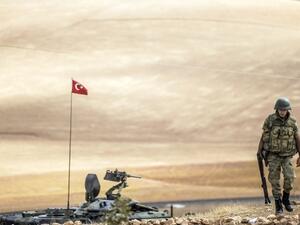 A Turkish soldier patrols a southern Syrian border town Sept. 30, 2014. Turkey may send troops to Tripoli if requested to do so. (AFP Photo)