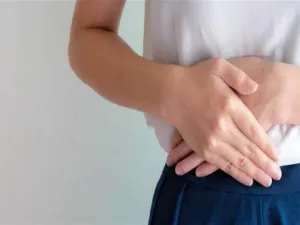 أسباب وجع أسفل البطن عند البنات ودلالاته