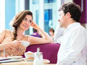 أهم علامات حب المرأة للرجل في صمت مؤكدة