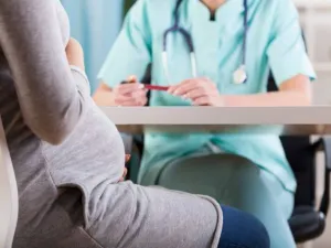 افرازات خضراء للحامل: أسبابها ودلالاتها وطرق علاجها