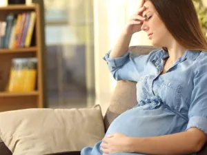 افرازات صفراء في الشهر التاسع ما سببها وكيفية علاجها؟