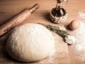 تفسير رؤية العجين في المنام للمتزوجة وللعزباء وللرجل