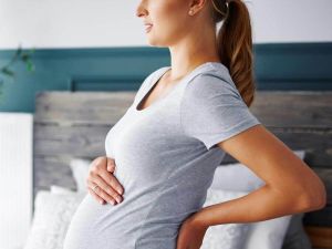 الم اسفل الظهر وافرازات بنية للحامل