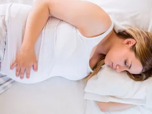 انا حامل في الشهر الرابع وأحس بنبض في بطني، فما السبب؟