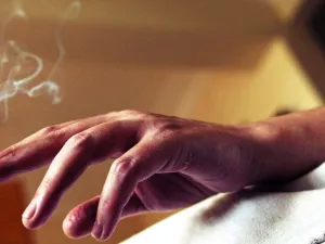 تصرفات المحشش مع زوجته وكيف يتم التعامل معه في هذه الحالة