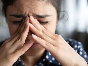 تفسير حلم البكاء بدموع بدون صوت للعزباء وللمتزوجة وللحامل