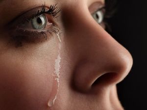 تفسير حلم البكاء للعزباء: أهم آراء العلماء لجميع الحالات