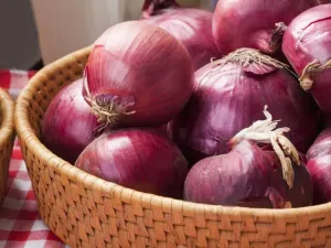 تفسير رؤية البصل في المنام للمتزوجة والعزباء