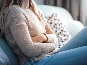 كل شيء عن تأخر الدورة مع وجود آلامها وافرازات بيضاء