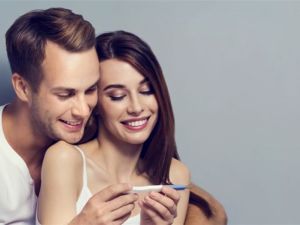 هناك العديد من الأنواع لاختبارات الحمل المنزلية، وهي اختبارات بسيطة يمكنكِ تنفيذها في حالة الشك بوجود حمل في ظل غياب الدورة الشهرية، ولكن ما هي كيفية استعمال اختبار الحمل؟ تعد اختبارات الحمل المنزلية بمثابة اختبار أولي للتأكد من إيجابية الحمل قبل اختبار الدم، ولكن يجب عدم الوثوق فيها بشكل كبير لاحتمالية كونها غير صالحة أو لا تحمل الخبر اليقين لوجود حمل، ولمعرفة كيفية الاستعمال يمكنك المتابعة.  كيفية استعمال اختبار الحمل  يجب العلم أولًا أن اختبار الحمل هو اختبار منزلي يقوم بفحص نسبة الهرمونات الخاصة بوجود ح